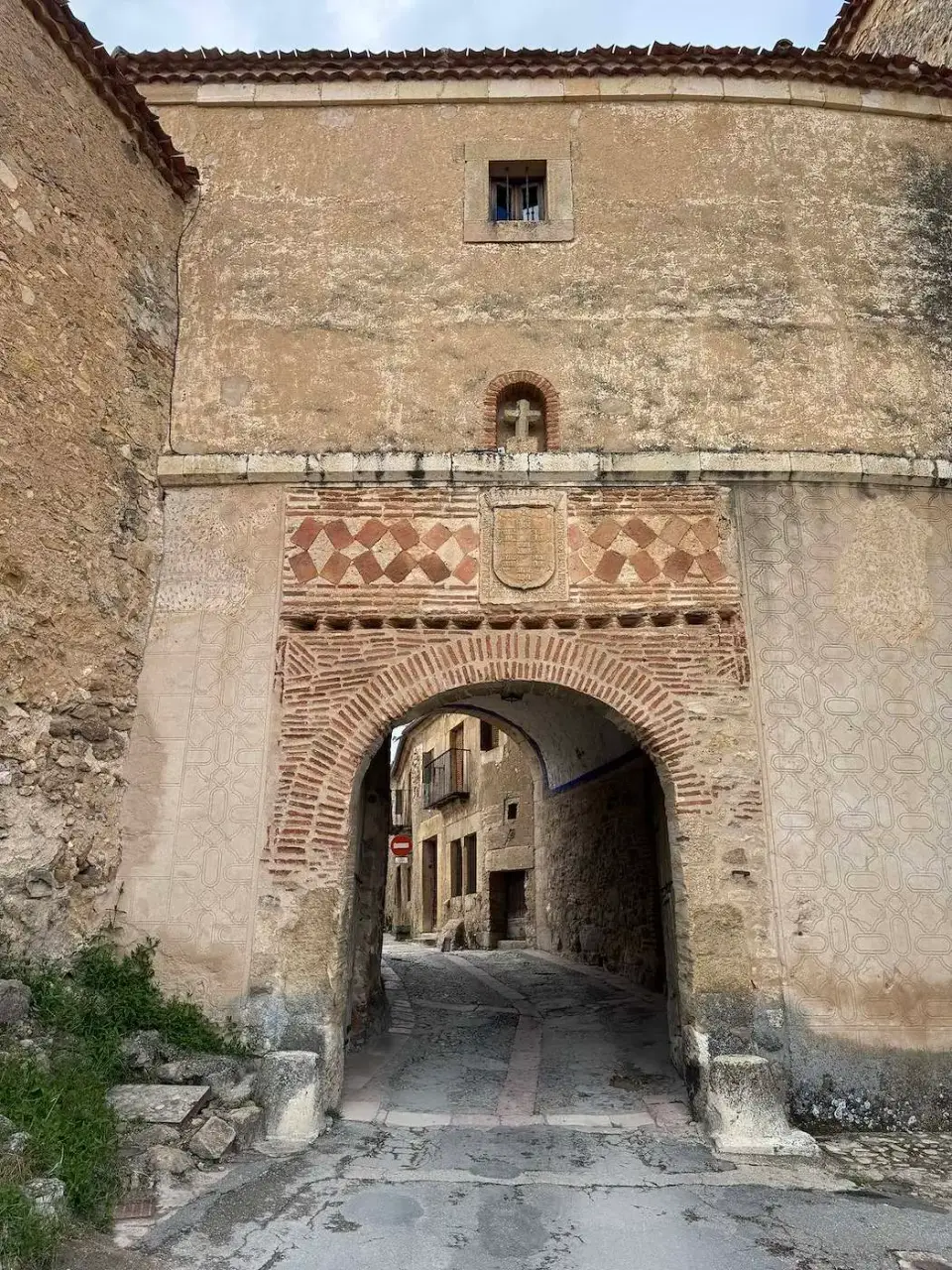 Arco de piedra de la puerta de entrada a la villa amurallada