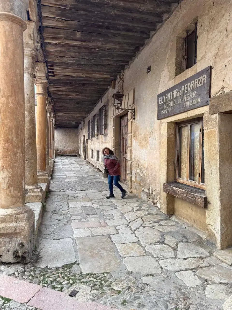 Soportales de piedra y vigas de madera en una calle de Pedraza