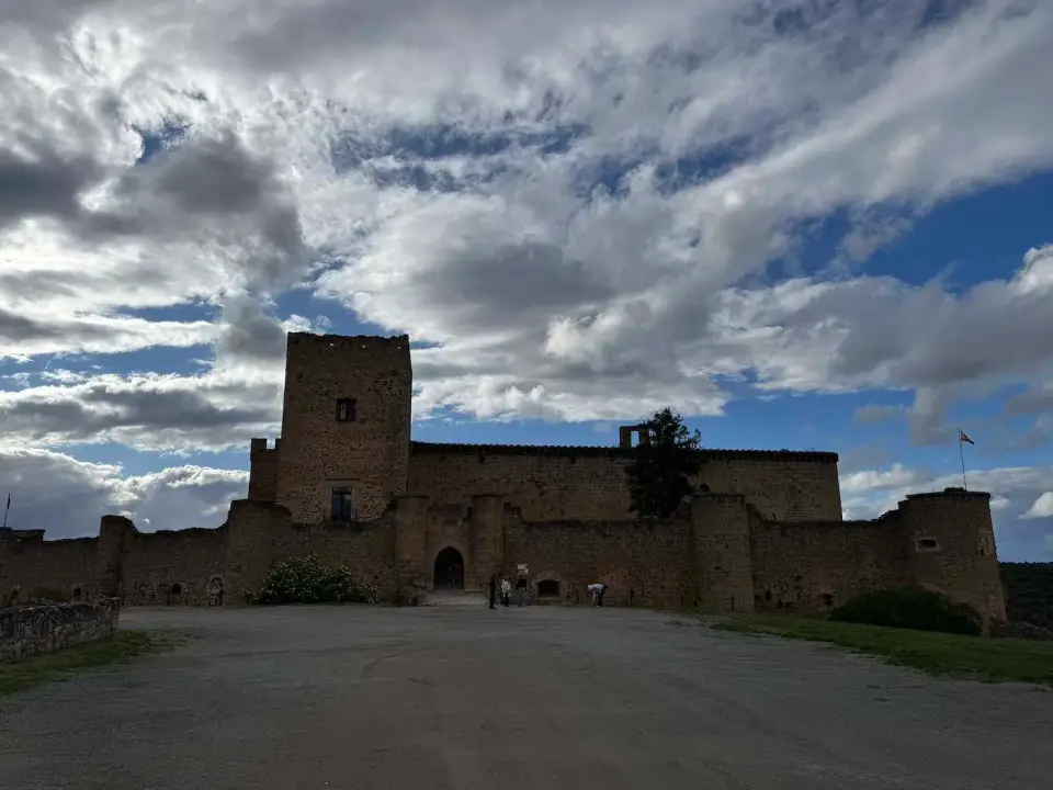El castillo de Pedraza bajo un cielo de nubes