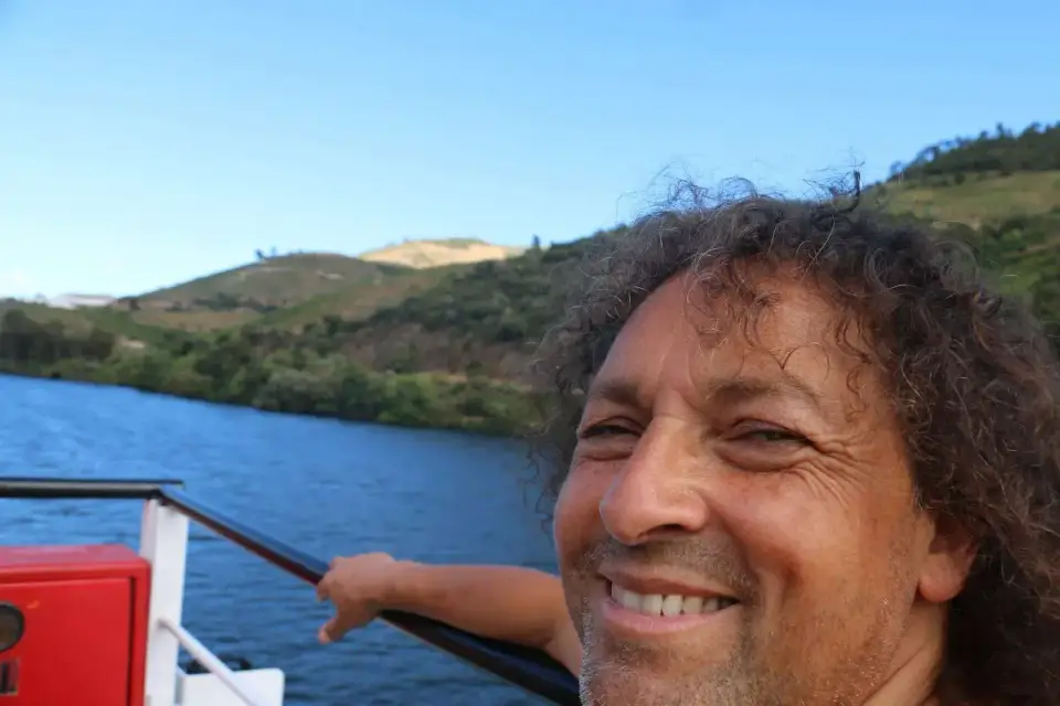 Jorge sonriendo en el barco por el Duero