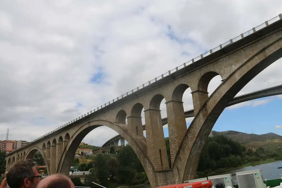 Viaducto de arcos sobre el Duero visto desde el barco