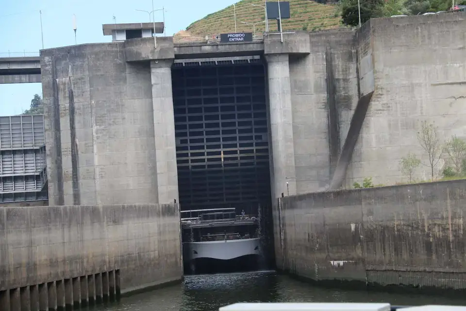 Compuerta de la esclusa de una represa en el Duero