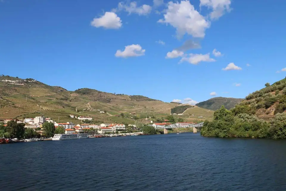 El Duero entre colinas de viñedos bajo cielo azul