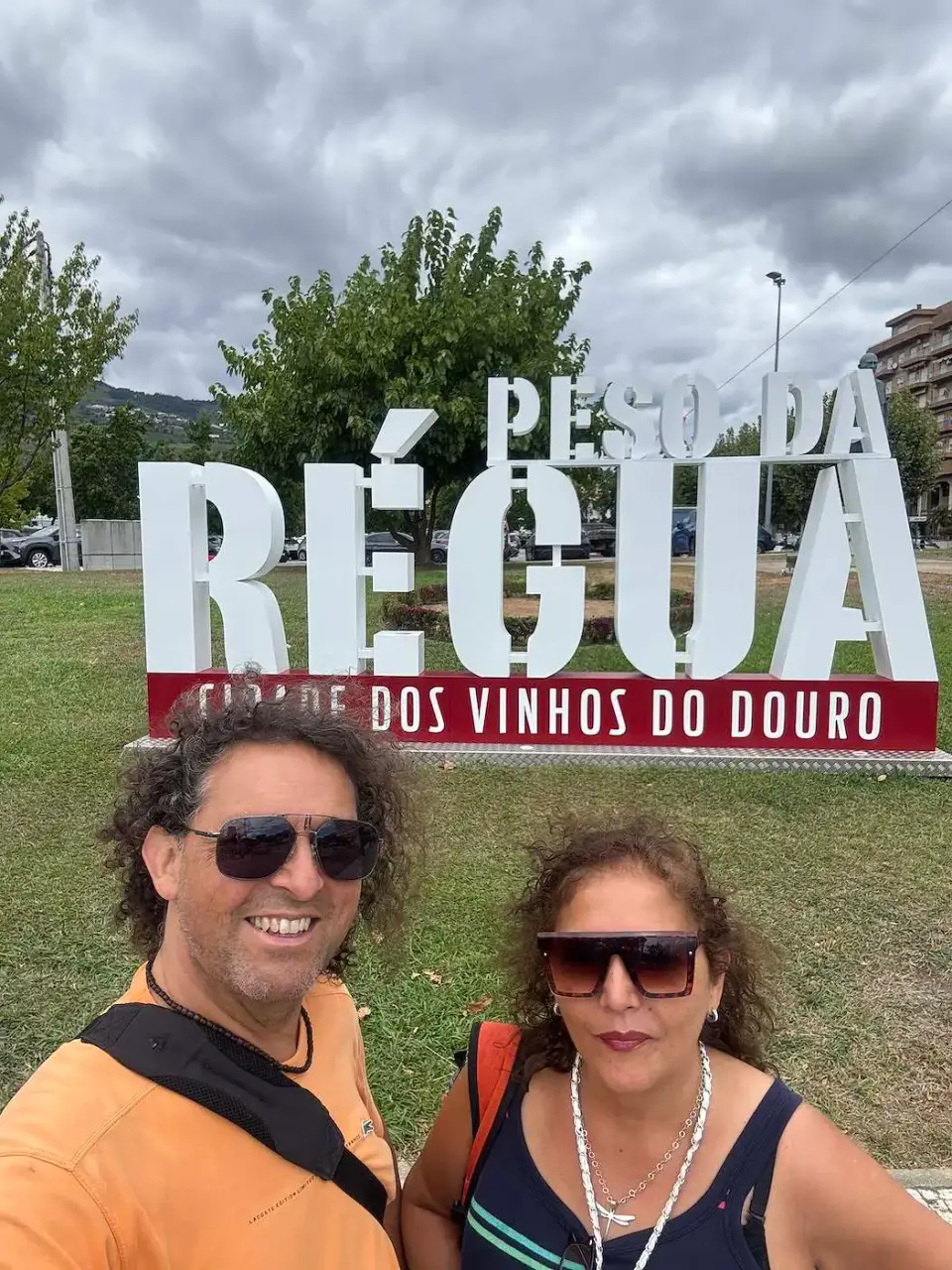 Jorge y Paola frente a las letras gigantes de Peso da Régua