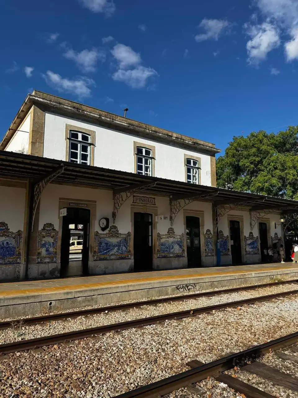 Estación de tren decorada con azulejos junto a las vías