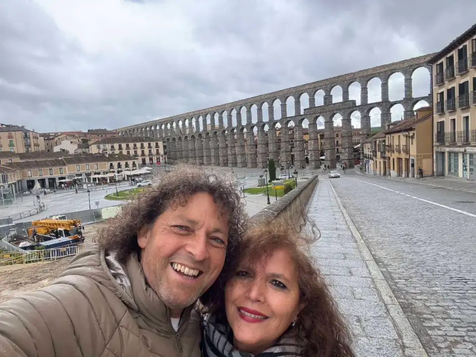 Selfie de Jorge y Paola con el acueducto de fondo