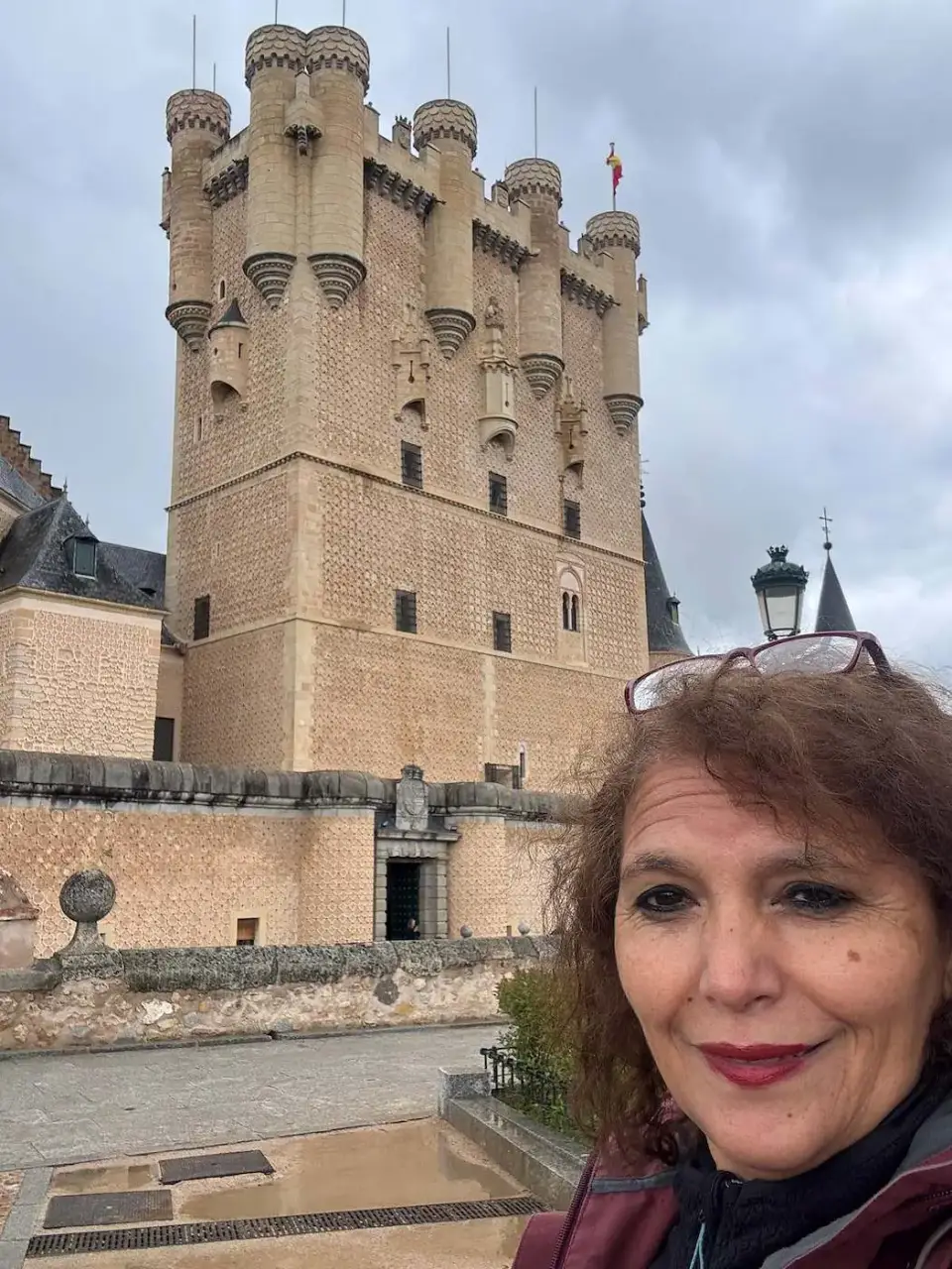Paola frente a la torre del Alcázar de Segovia
