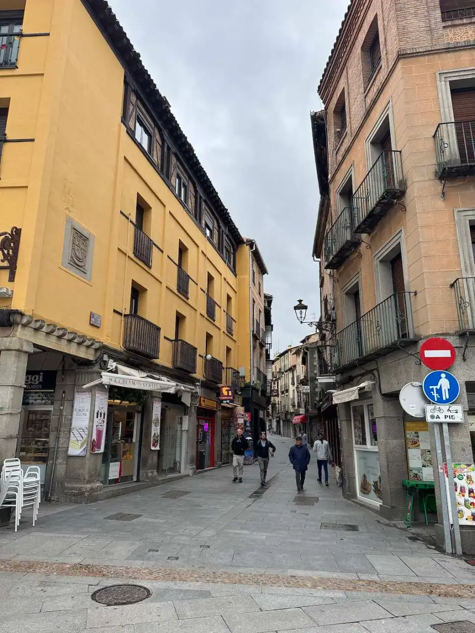 Calle comercial del casco histórico de Segovia