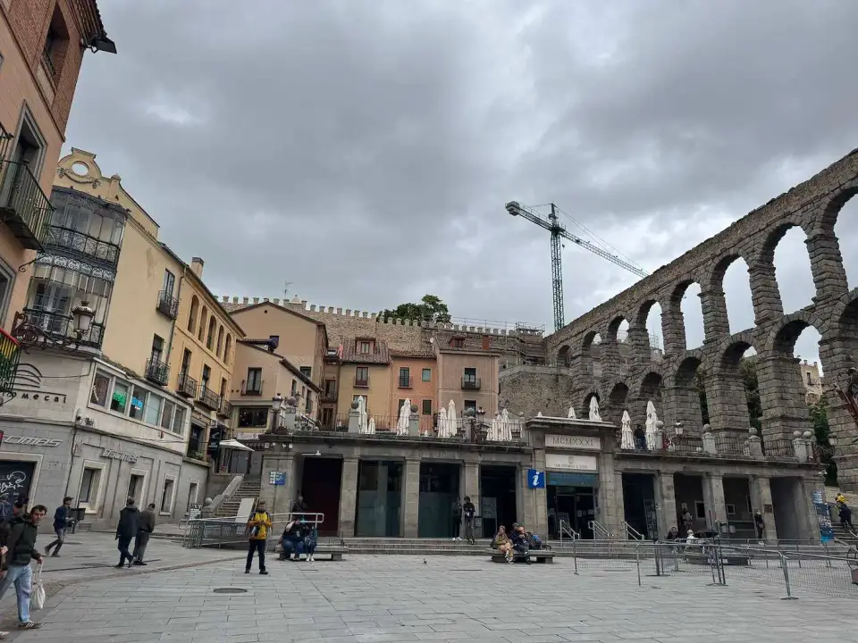 Plaza con casas antiguas junto al extremo del acueducto