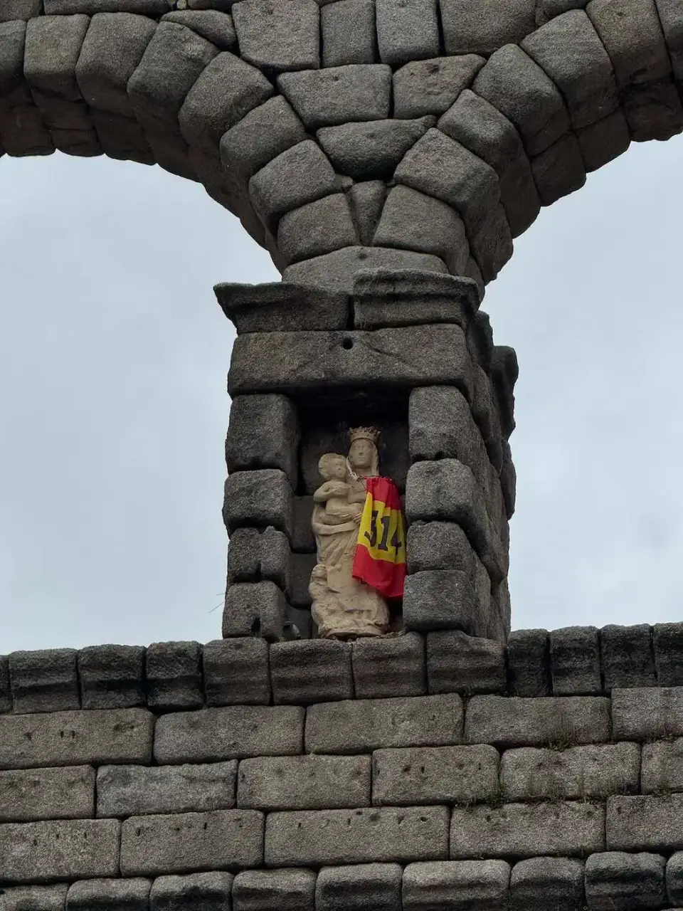Hornacina con una virgen en lo alto del acueducto