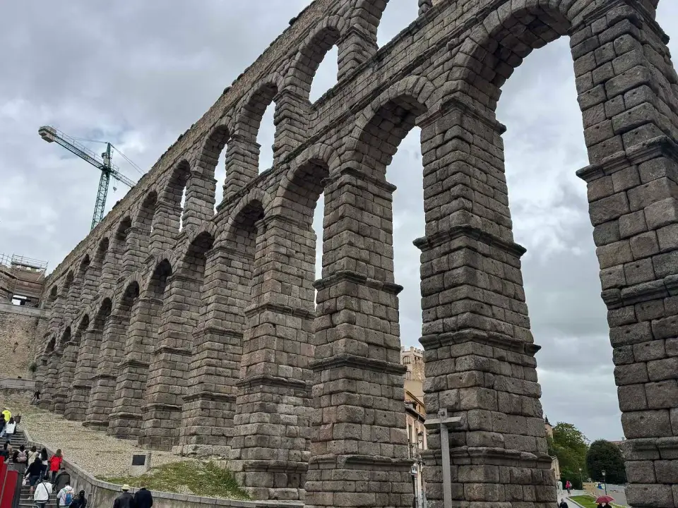 Los arcos del acueducto romano de Segovia vistos desde abajo