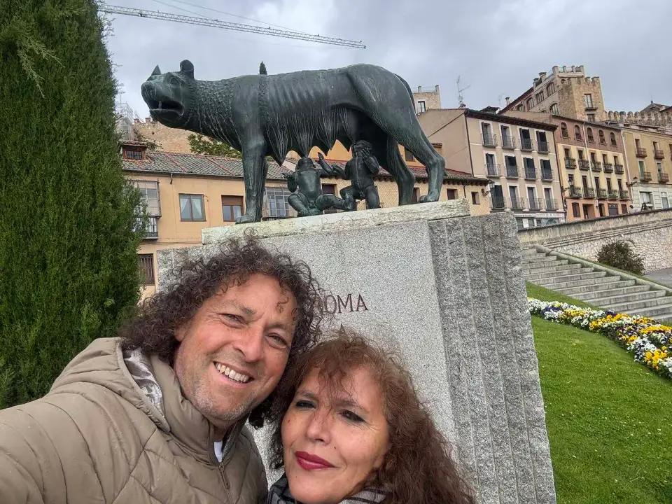 Jorge y Paola junto a la escultura de la loba romana