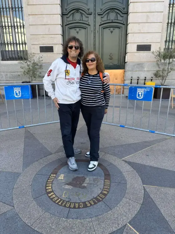 Jorge y Paola sobre la placa del Kilómetro 0 en la Puerta del Sol