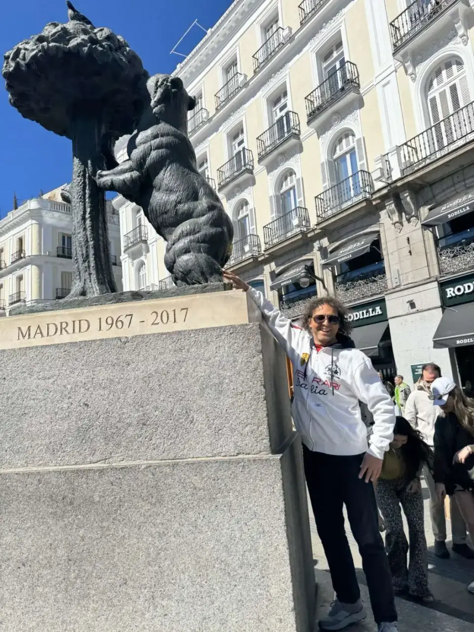 Paola junto a la estatua del Oso y el Madroño