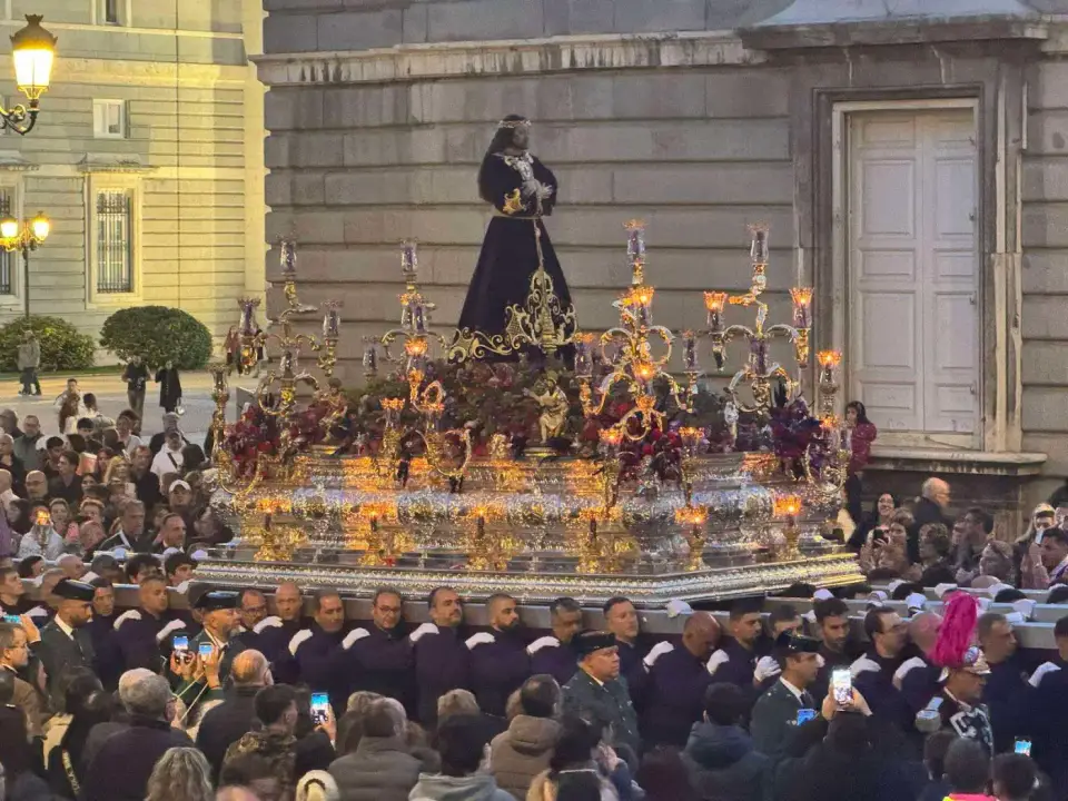 Paso de Semana Santa rodeado de gente