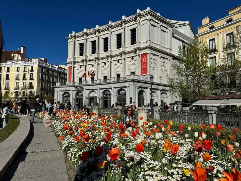 Tulipanes en flor frente al Teatro Real
