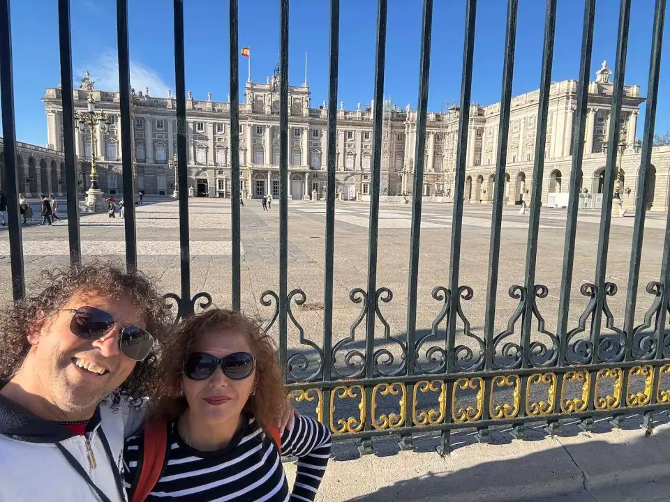 Jorge y Paola frente a la reja del Palacio Real