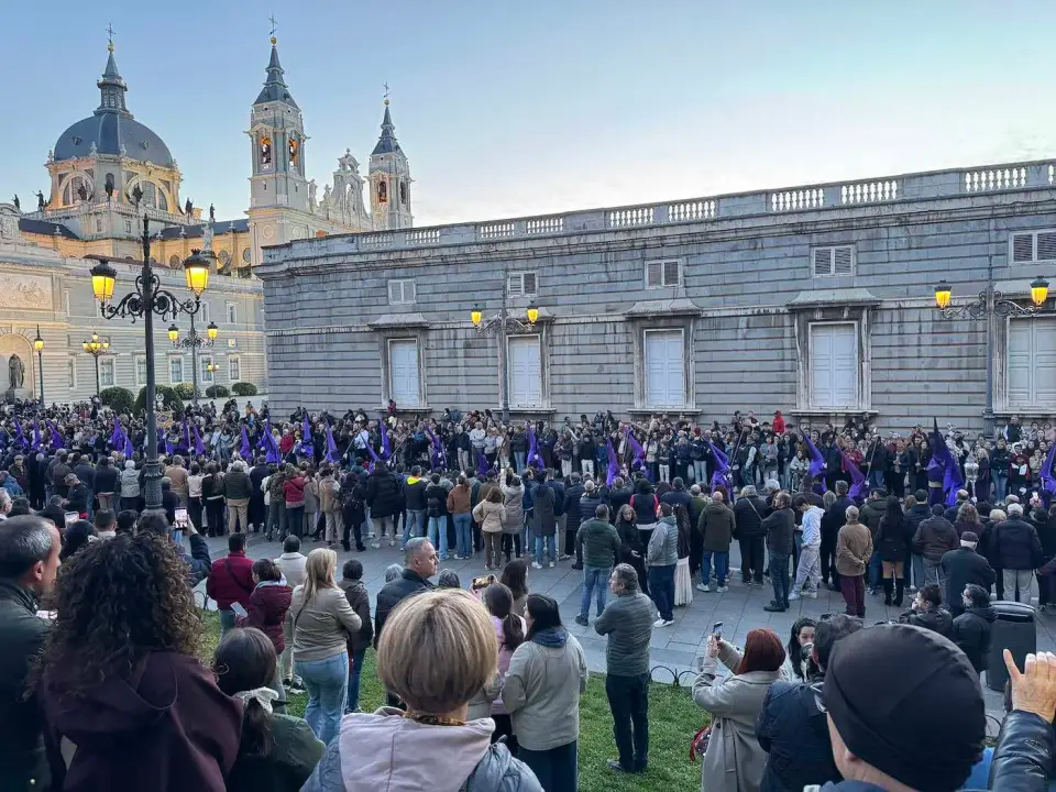 Multitud esperando la procesión con la Almudena al fondo