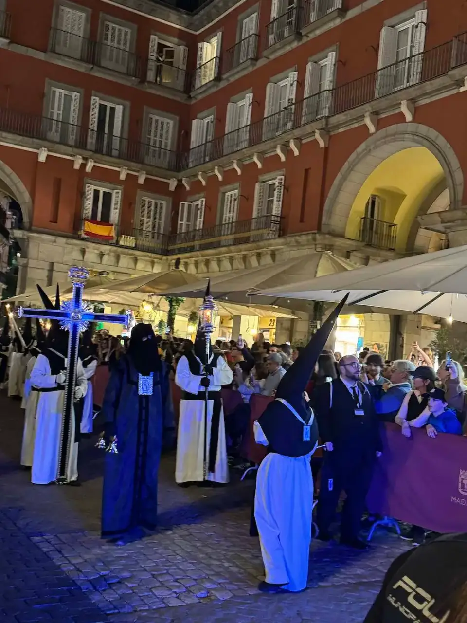 Procesión de nazarenos de noche en la Plaza Mayor