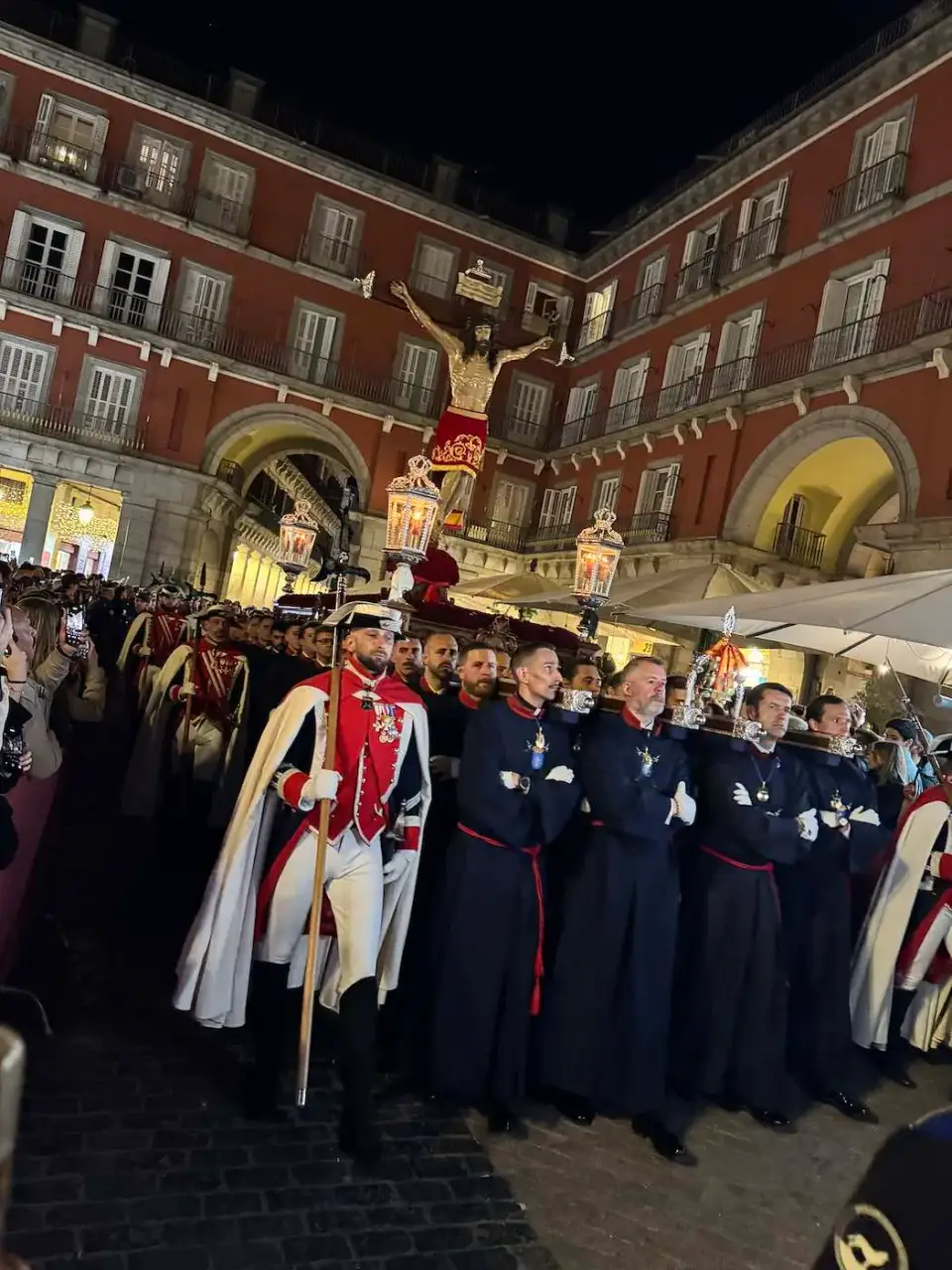 Cristo crucificado en procesión por la Plaza Mayor