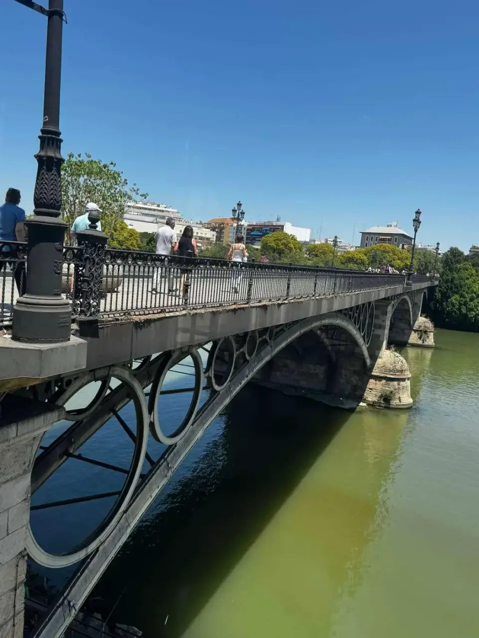 El puente de Triana sobre el Guadalquivir