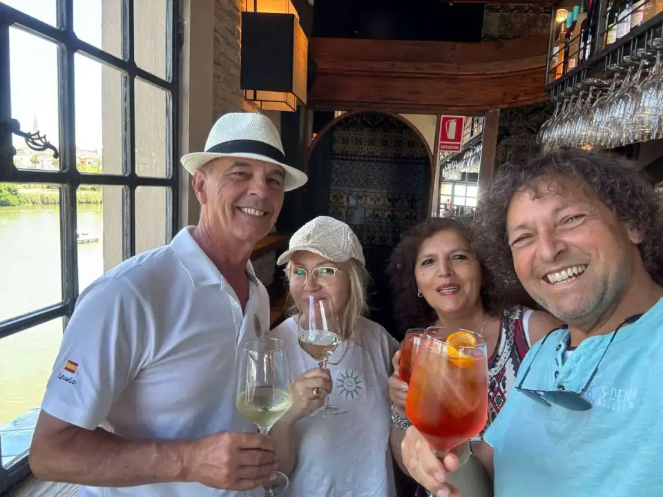 Brindis con amigos en Sevilla