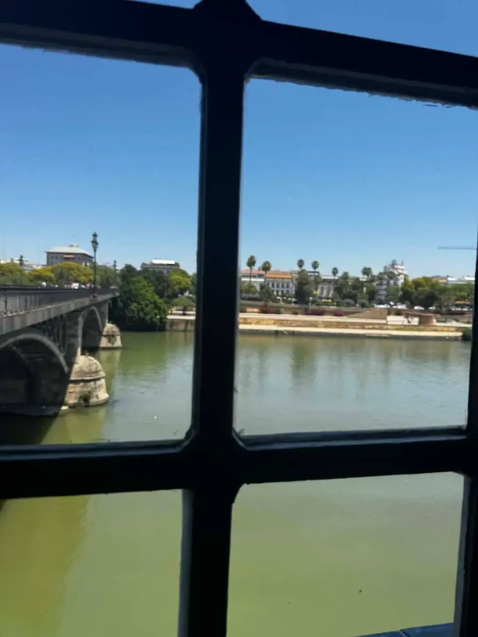 El río Guadalquivir y un puente vistos desde una ventana