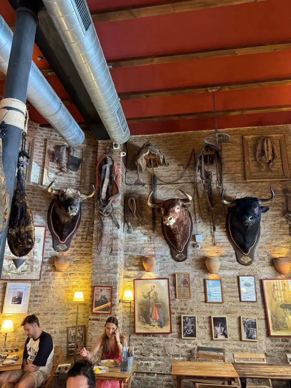 Taberna sevillana con cabezas de toro en las paredes