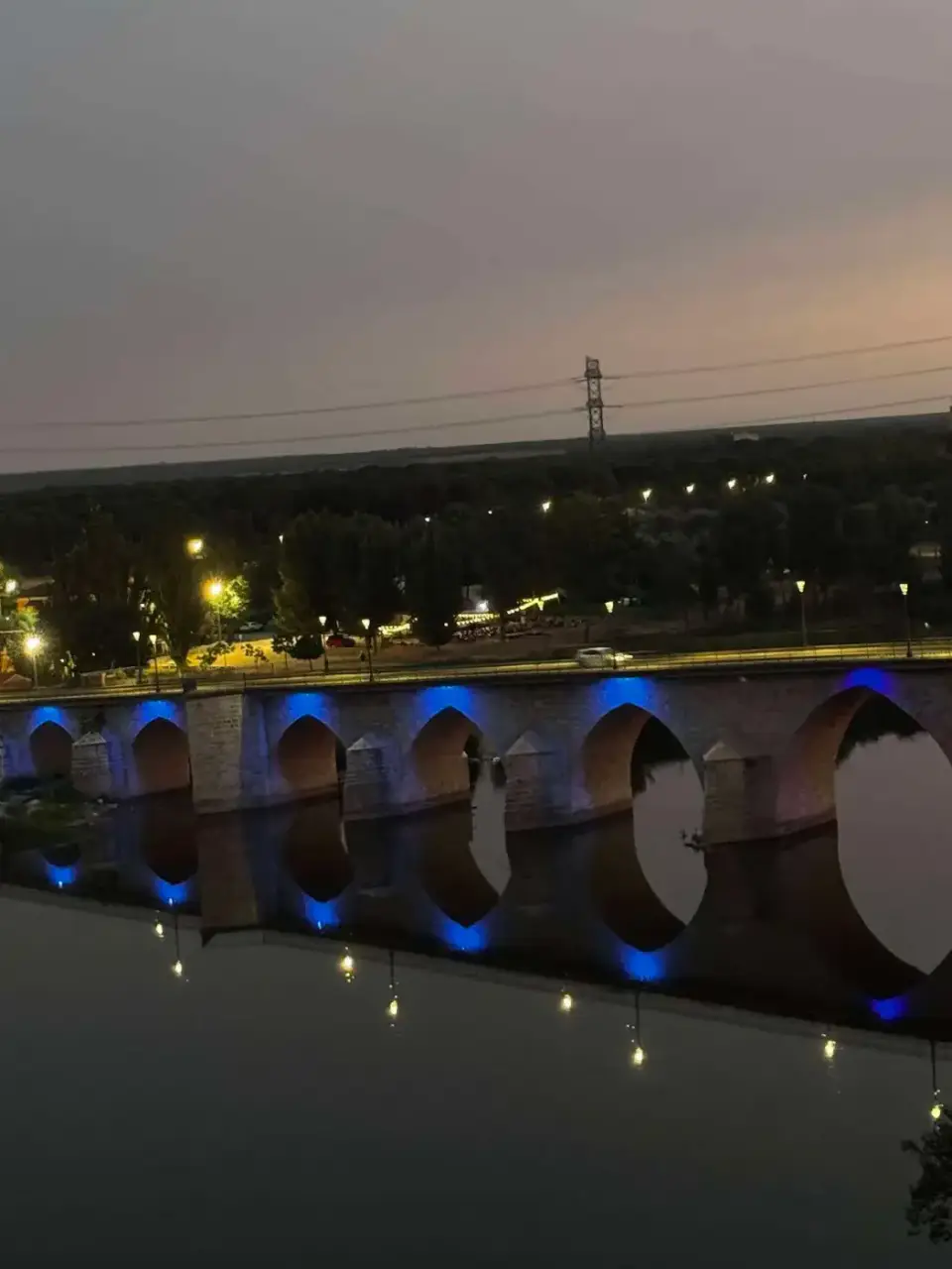Puente sobre el Duero iluminado al anochecer