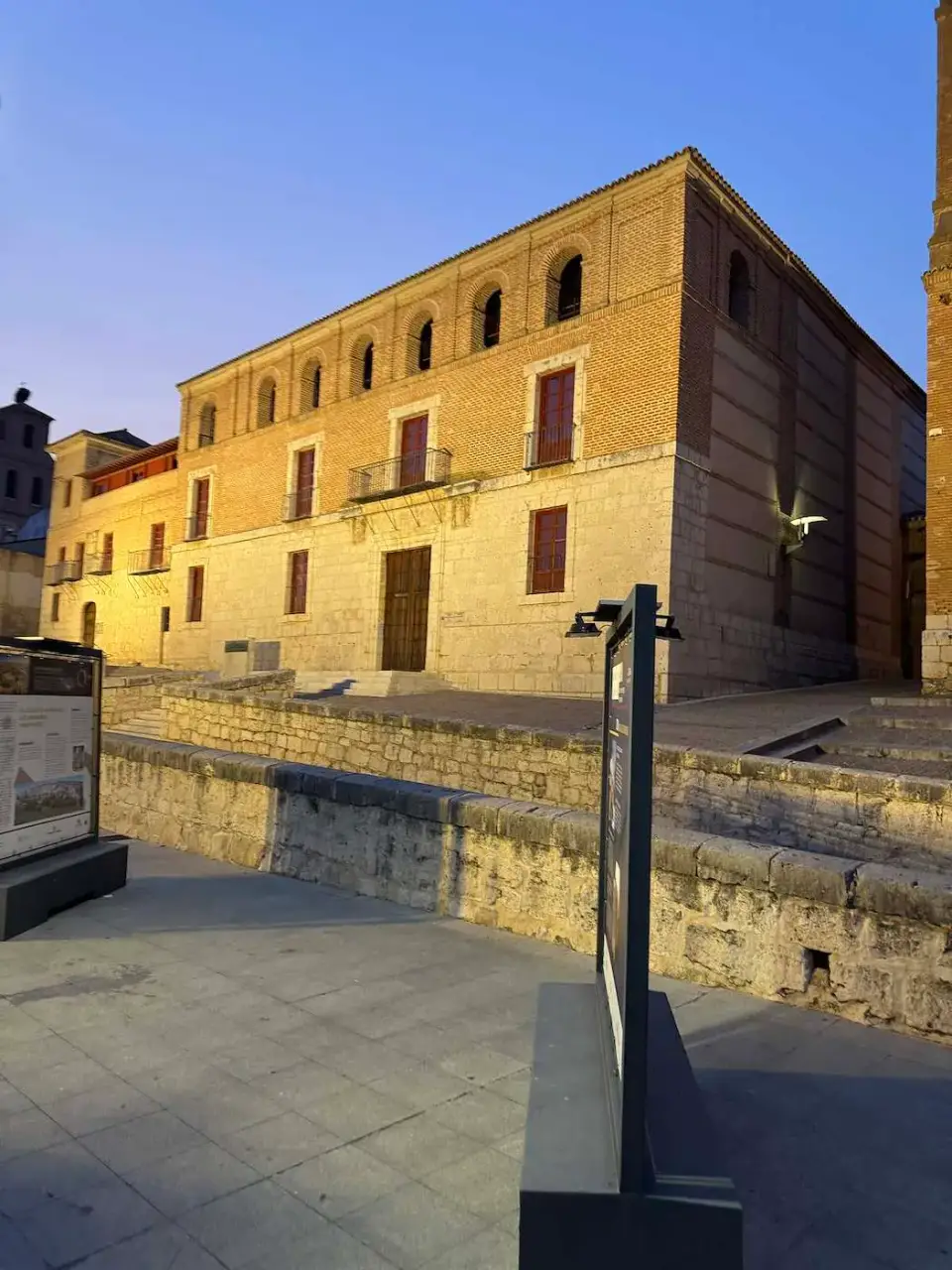 Edificio de ladrillo iluminado por el sol del atardecer