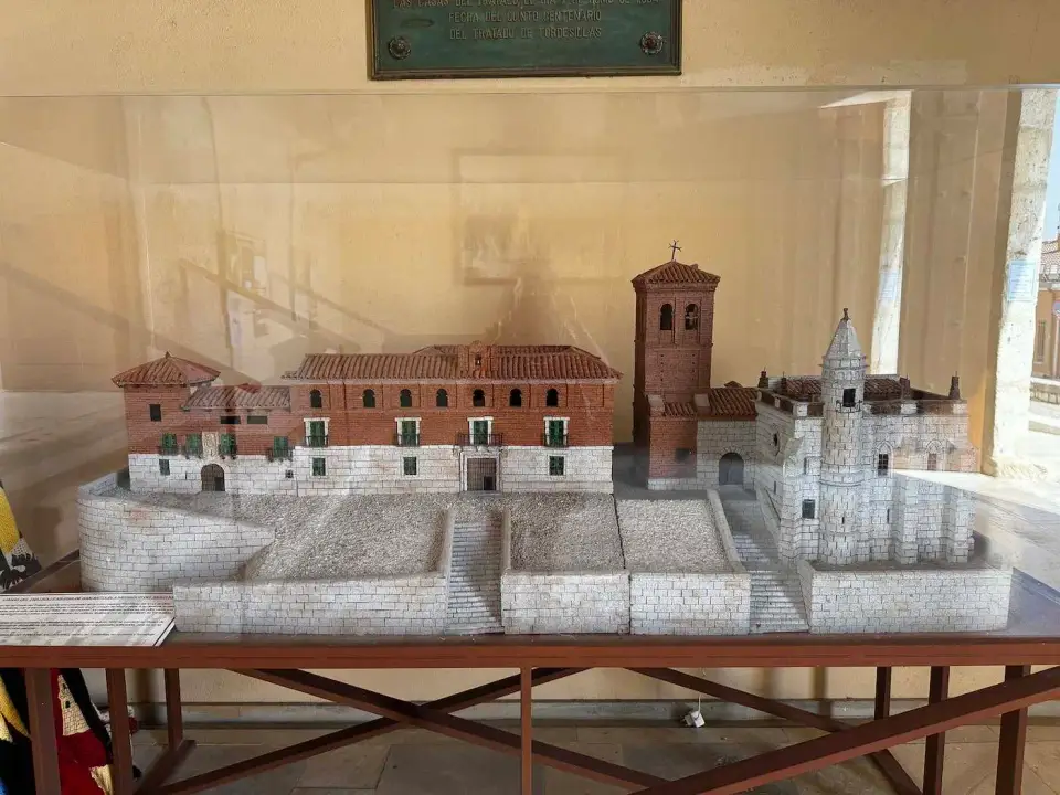 Maqueta de edificios históricos expuesta en el museo