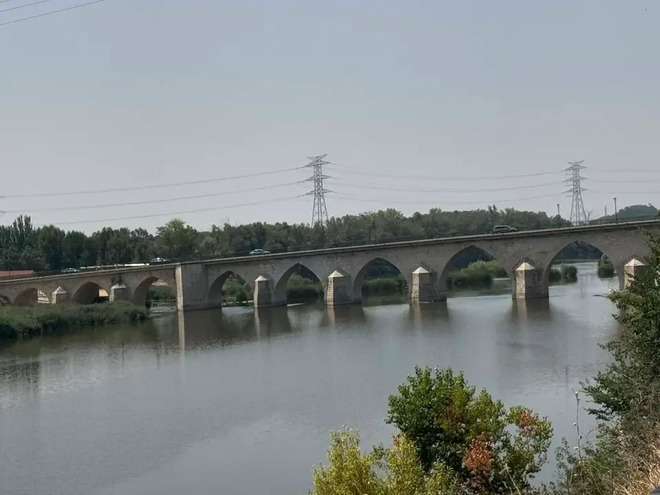 Puente de piedra de varios arcos sobre el Duero
