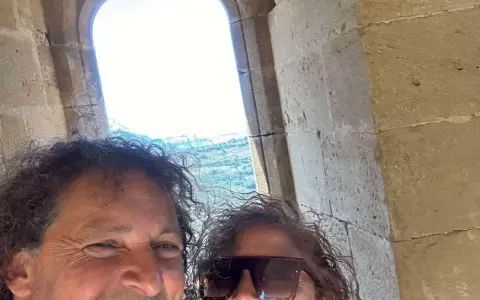 Selfie de Jorge y Paola junto a un ventanal gótico