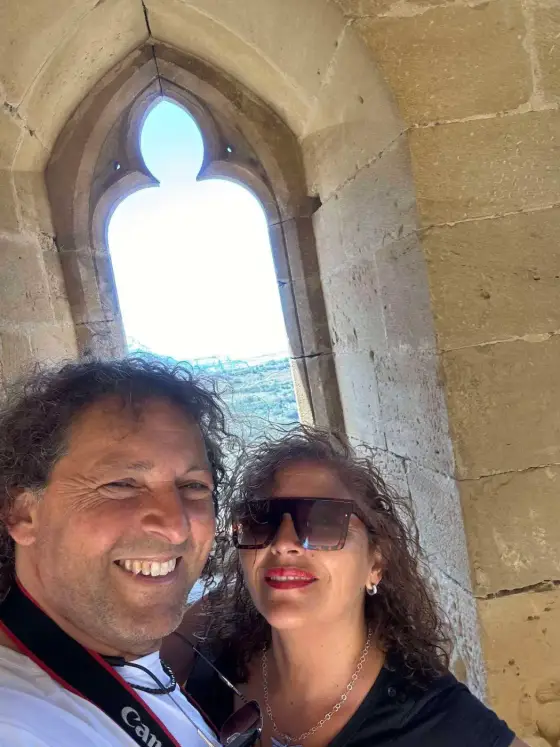 Selfie de Jorge y Paola junto a un ventanal gótico