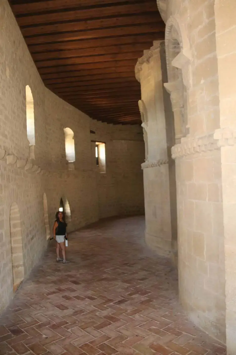 Galería cubierta que rodea el ábside de la iglesia fortaleza