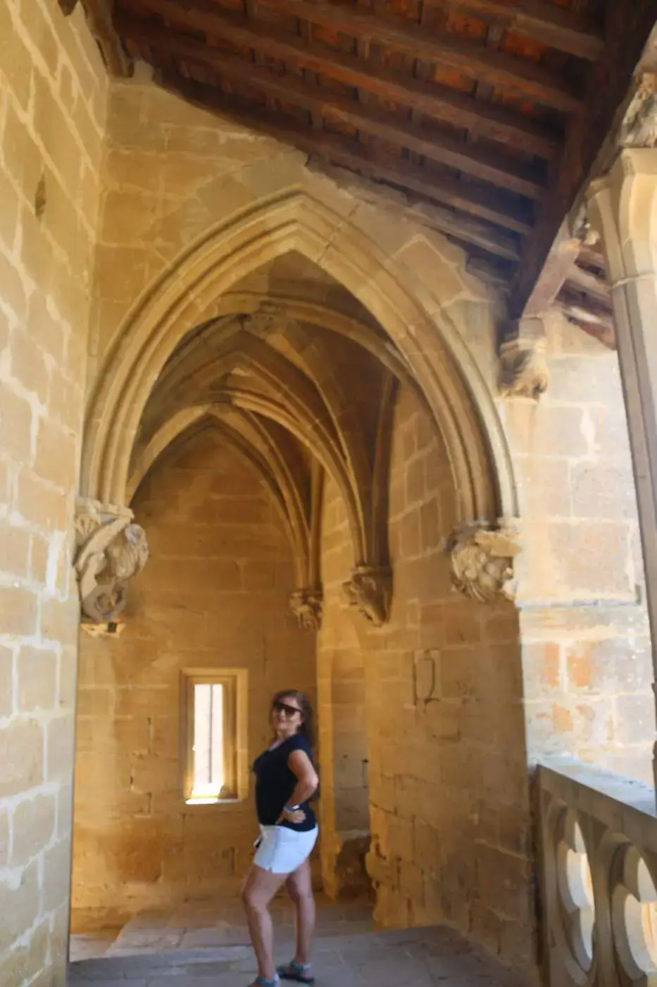 Paola bajo un arco gótico en la galería de la iglesia