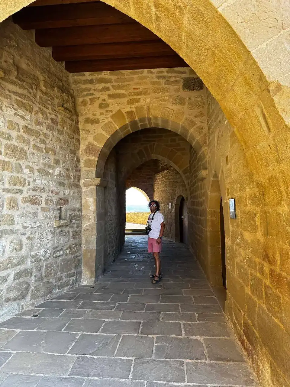 Pasaje con arcos de piedra en el casco medieval de Ujué