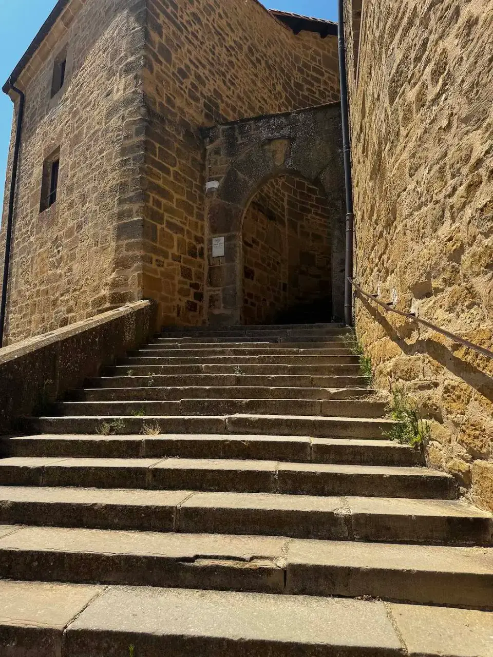 Escalinata de piedra que sube hacia la iglesia fortaleza