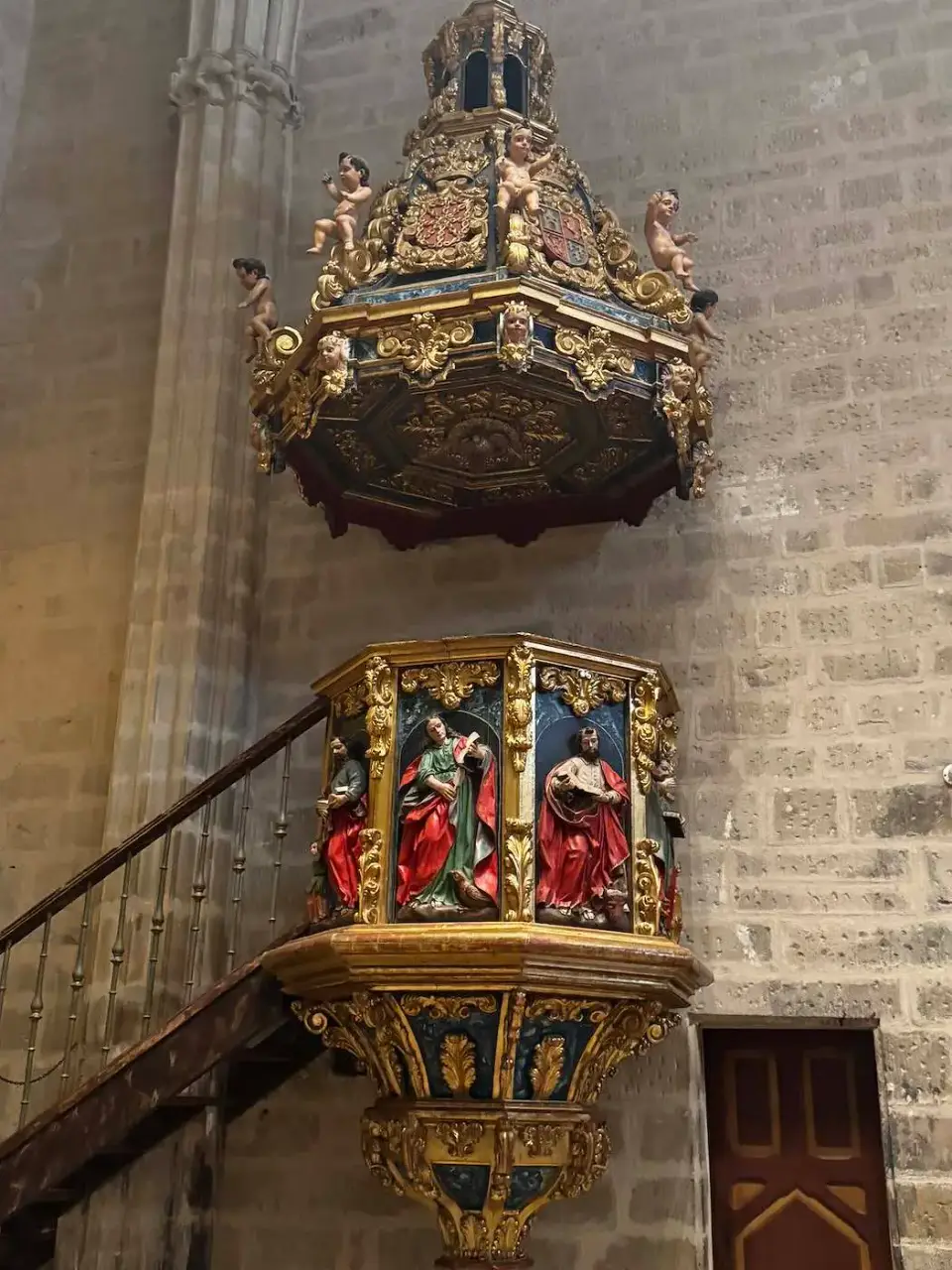 Púlpito policromado con dosel dorado en la iglesia de Ujué
