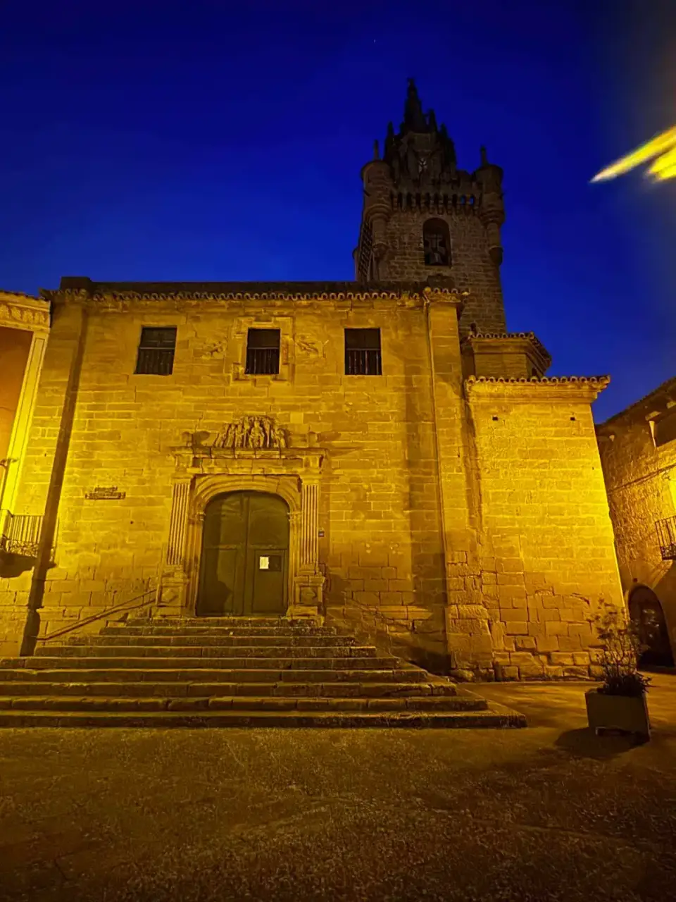 Iglesia de Uncastillo iluminada de noche