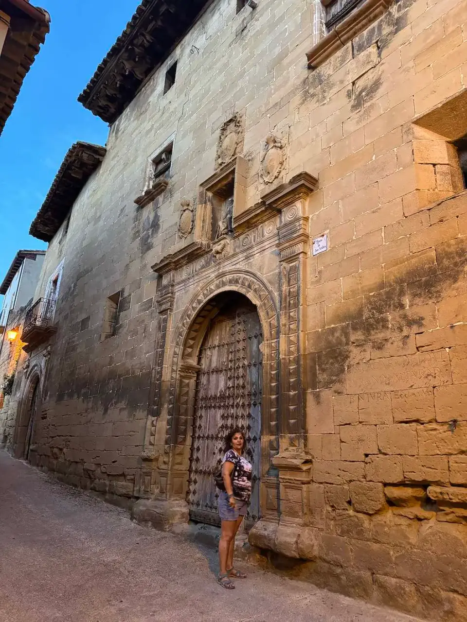 Fachada renacentista de piedra en una calle de Uncastillo