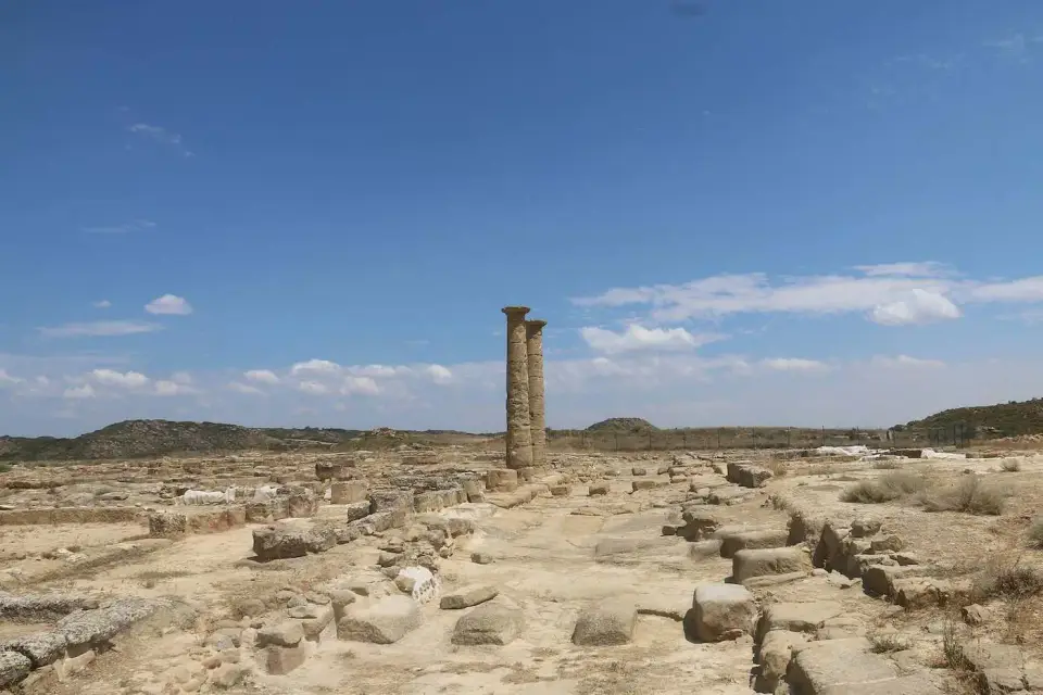 Ruinas romanas de Los Bañales con una columna en pie