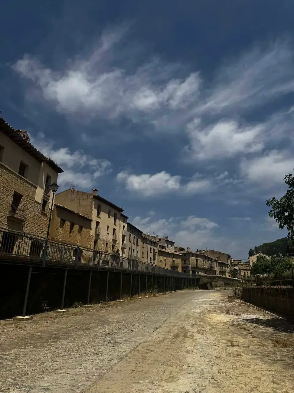 Casas con soportales junto a una amplia calle de tierra