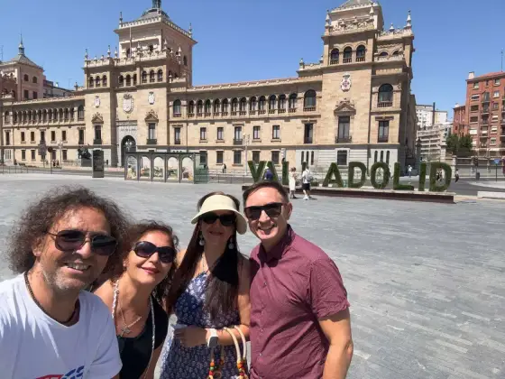 Selfie con amigos frente a la Academia de Caballería
