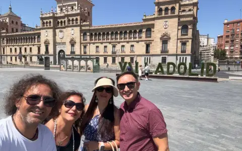 Selfie con amigos frente a la Academia de Caballería