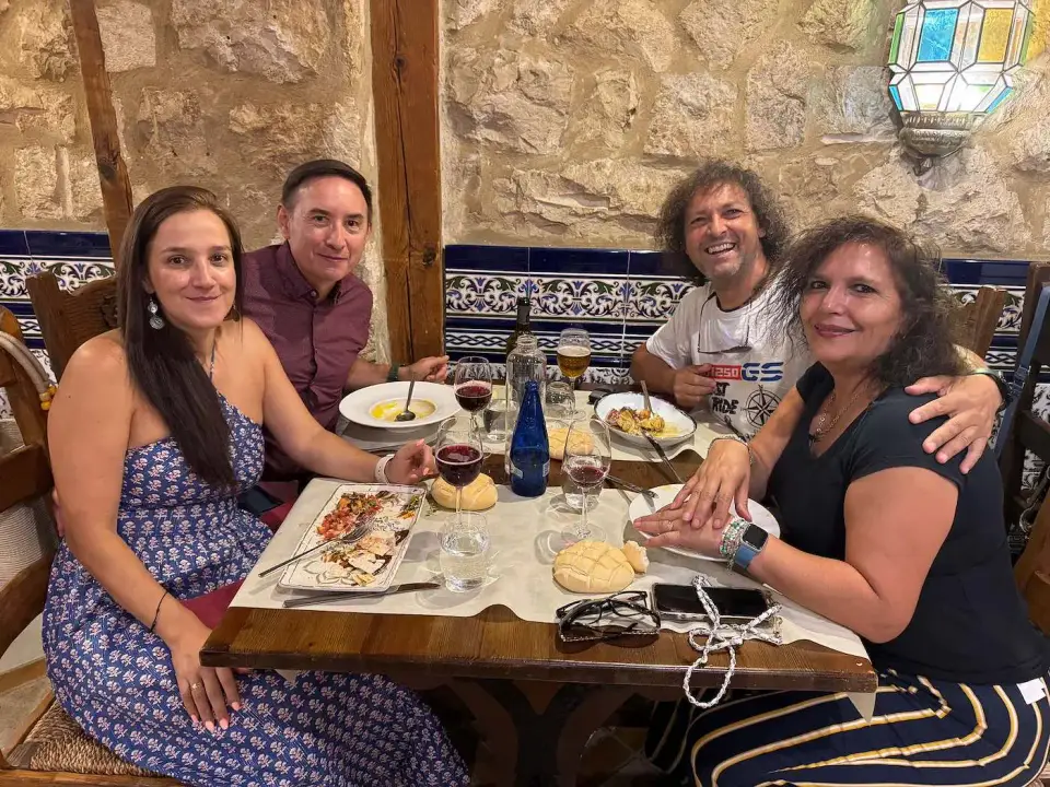 Jorge y Paola almuerzan con amigos en un restaurante
