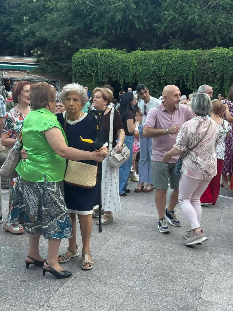 Vecinos bailando al aire libre en un parque