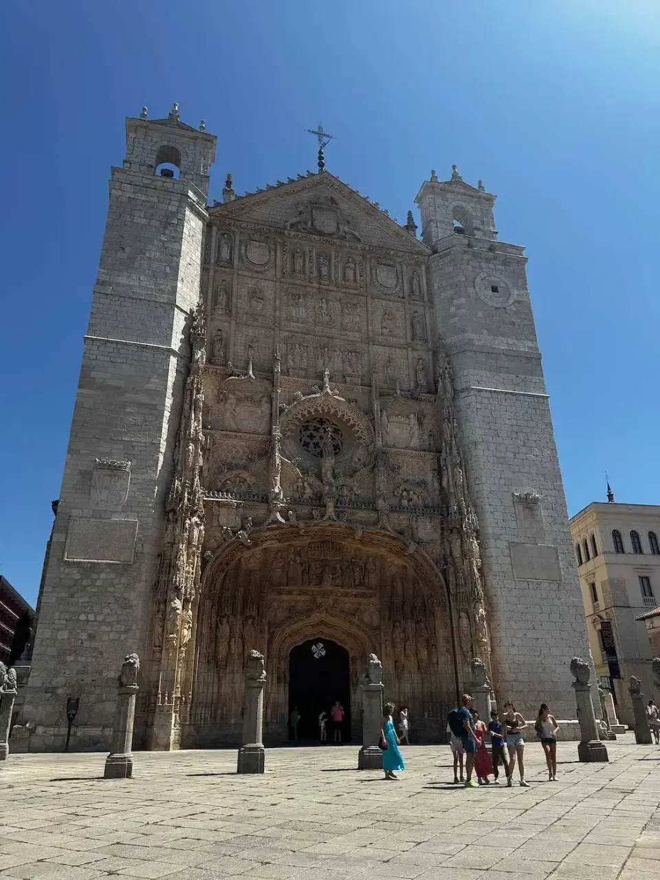 Fachada gótica de una iglesia con dos torres