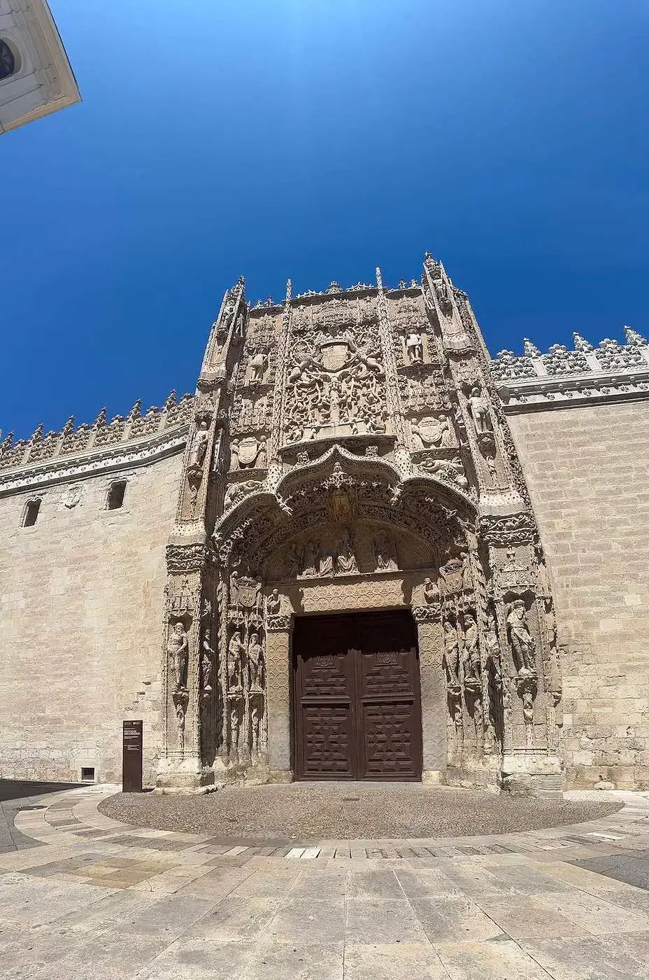Portada de piedra labrada de un edificio histórico