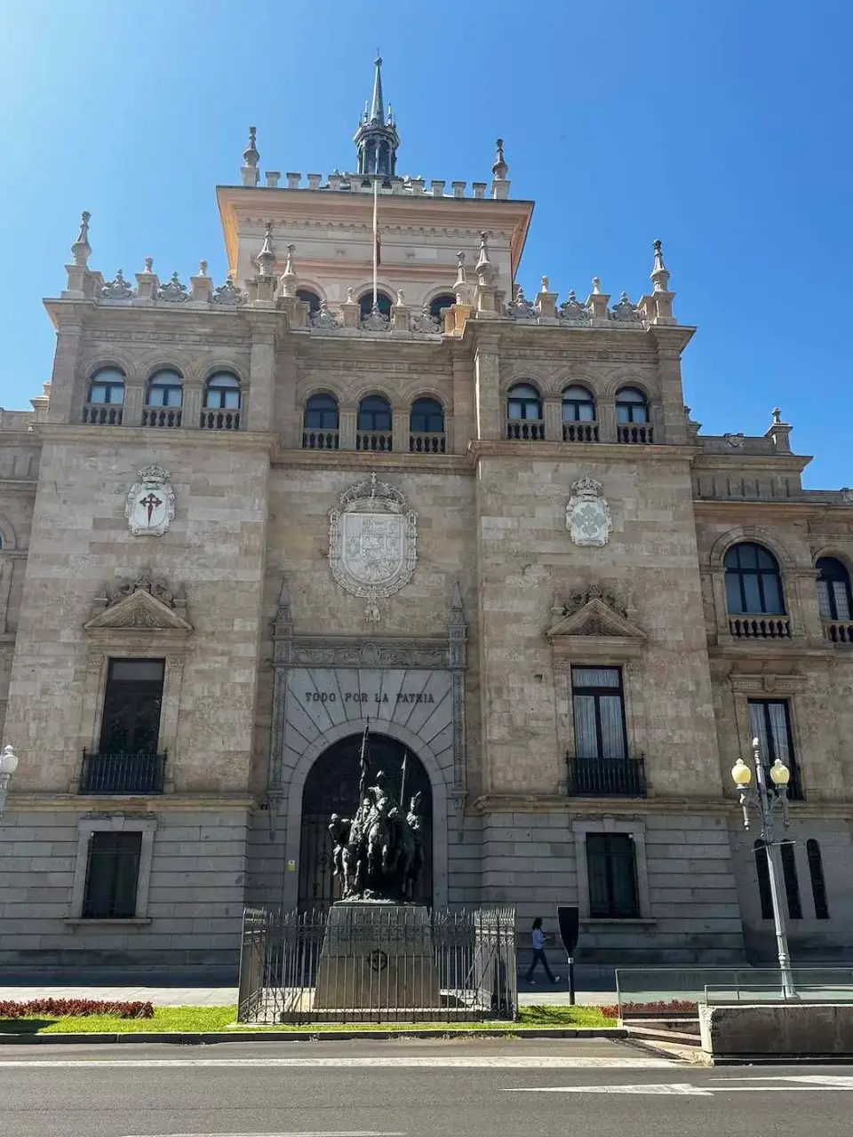 Fachada de la Academia de Caballería bajo cielo azul